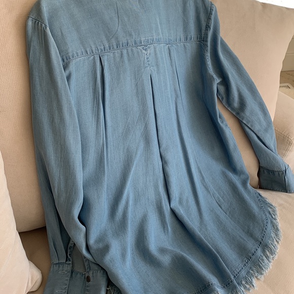 Chambray shirt with two pockets and fringe at bottom! - Picture 6 of 8